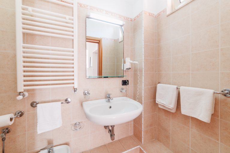 Modern en-suite bathroom shower